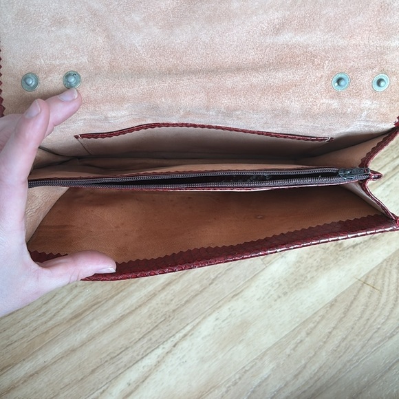 Red crocodile skin textured clutch - Picture 8 of 10